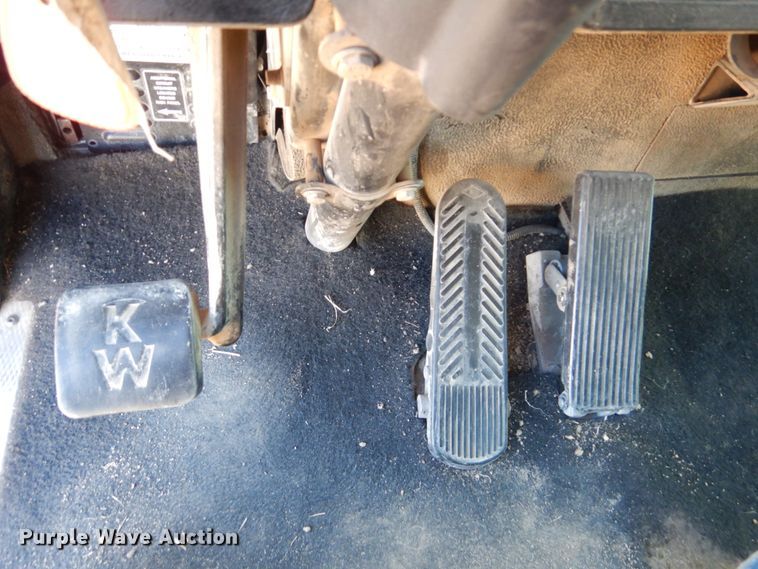 image for item DF7400 1996 Kenworth T600 semi truck