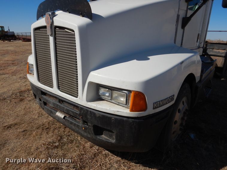 image for item DF7400 1996 Kenworth T600 semi truck