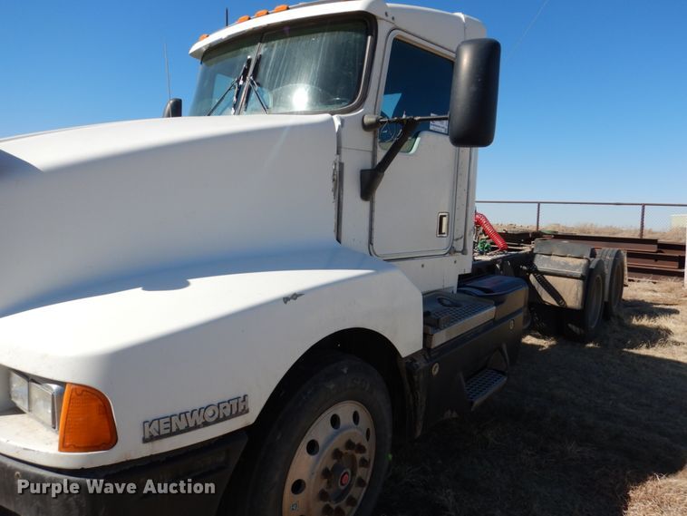 image for item DF7400 1996 Kenworth T600 semi truck
