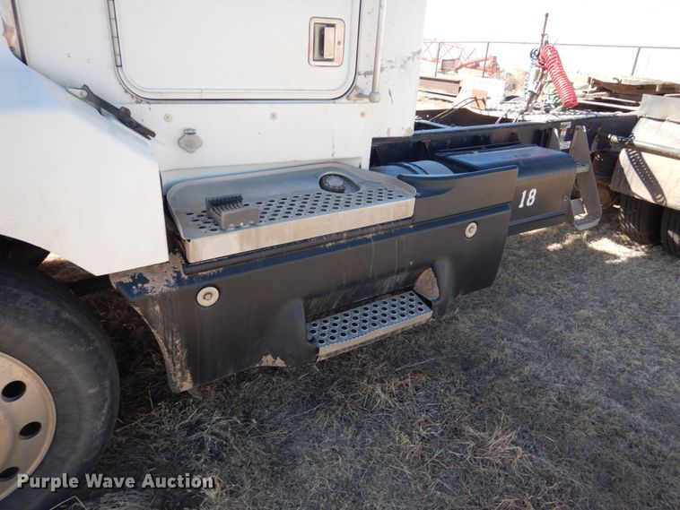 image for item DF7400 1996 Kenworth T600 semi truck