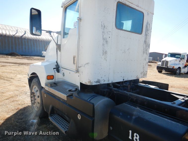 image for item DF7400 1996 Kenworth T600 semi truck