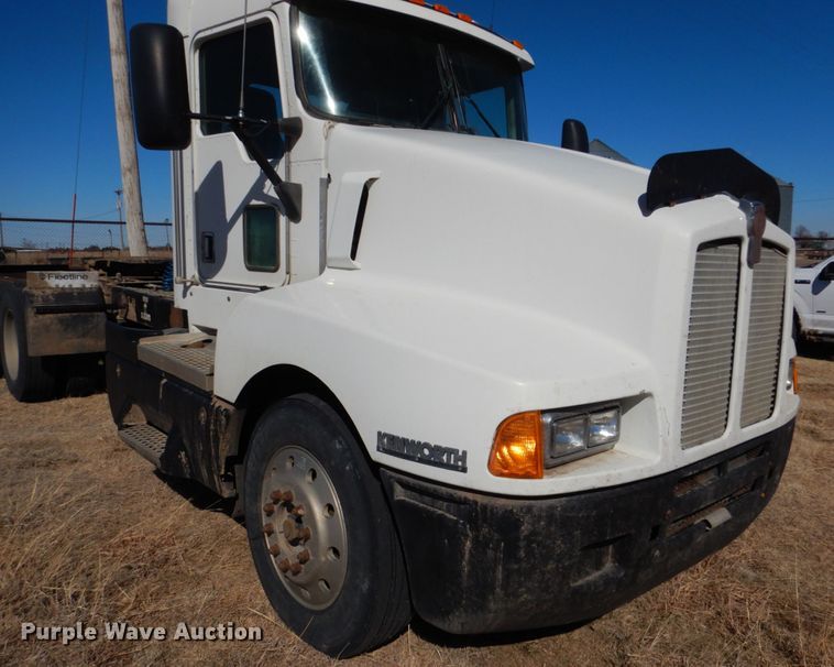 image for item DF7400 1996 Kenworth T600 semi truck