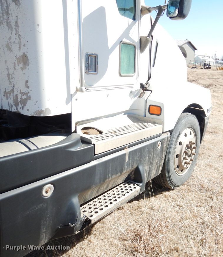 image for item DF7400 1996 Kenworth T600 semi truck