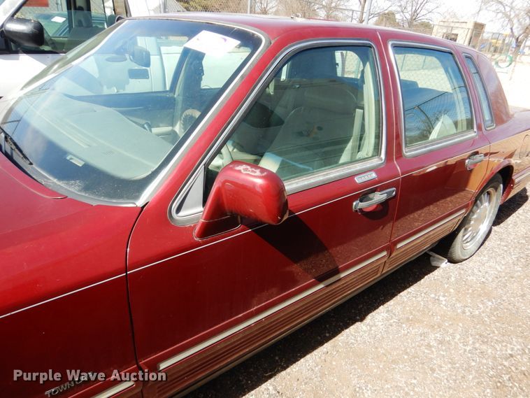 image for item DF7412 1996 Lincoln Town Car