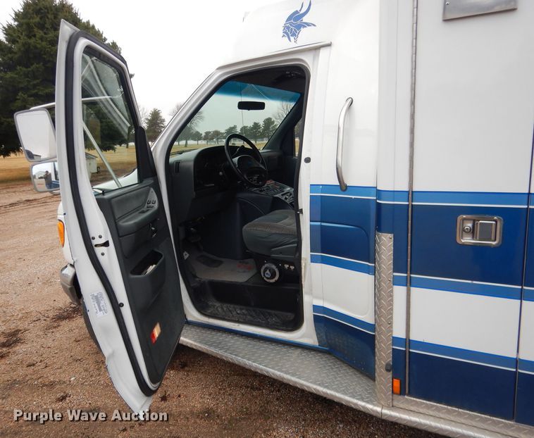 image for item DG5940 1992 Ford E350 ambulance