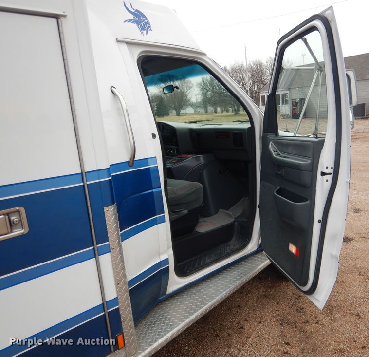 image for item DG5940 1992 Ford E350 ambulance