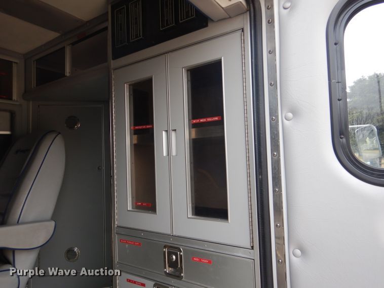 image for item DG5940 1992 Ford E350 ambulance