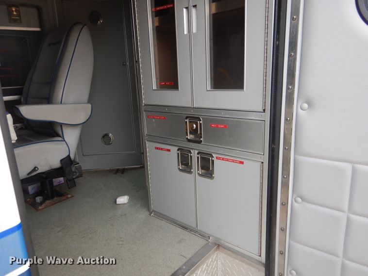 image for item DG5940 1992 Ford E350 ambulance