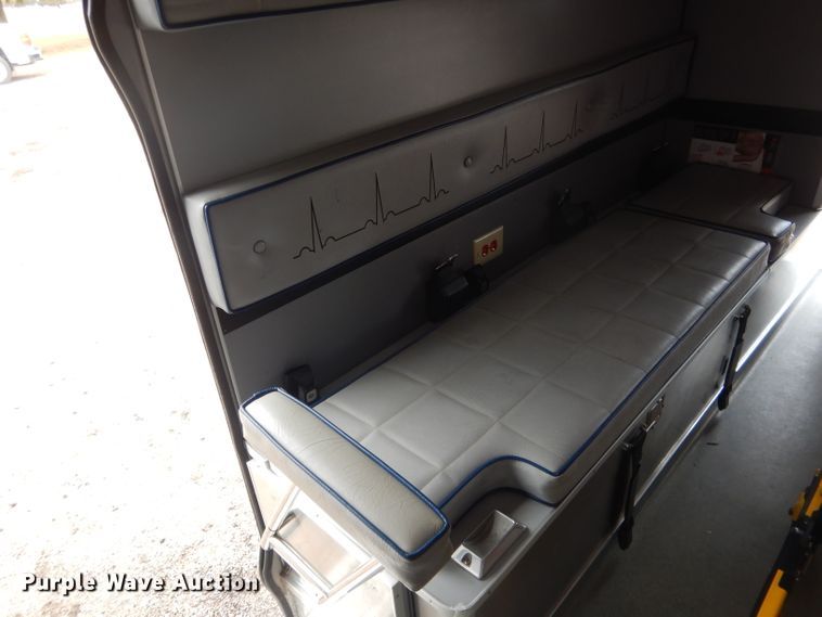 image for item DG5940 1992 Ford E350 ambulance