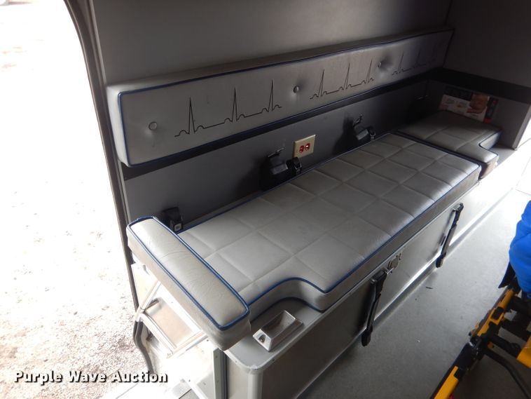 image for item DG5940 1992 Ford E350 ambulance