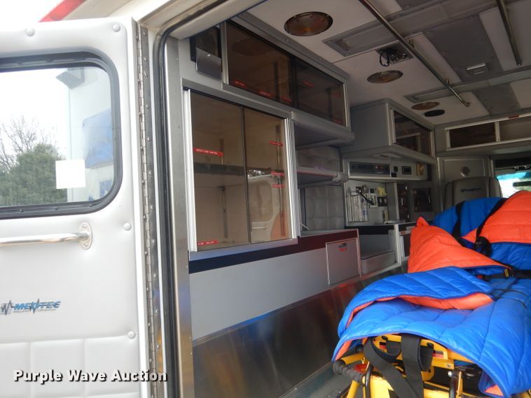 image for item DG5940 1992 Ford E350 ambulance