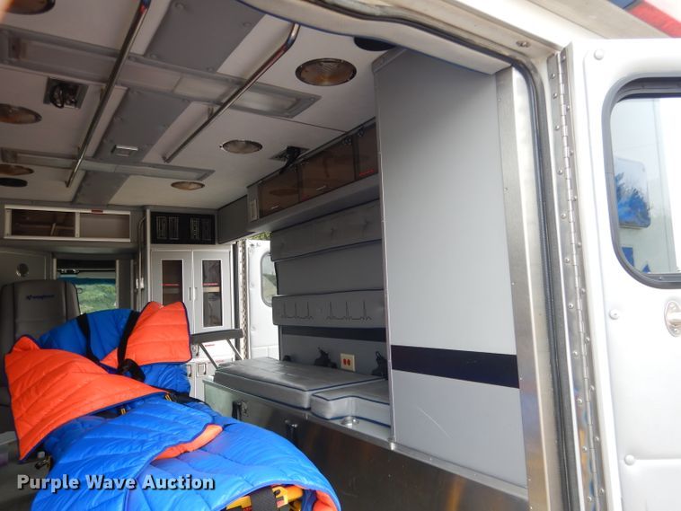 image for item DG5940 1992 Ford E350 ambulance