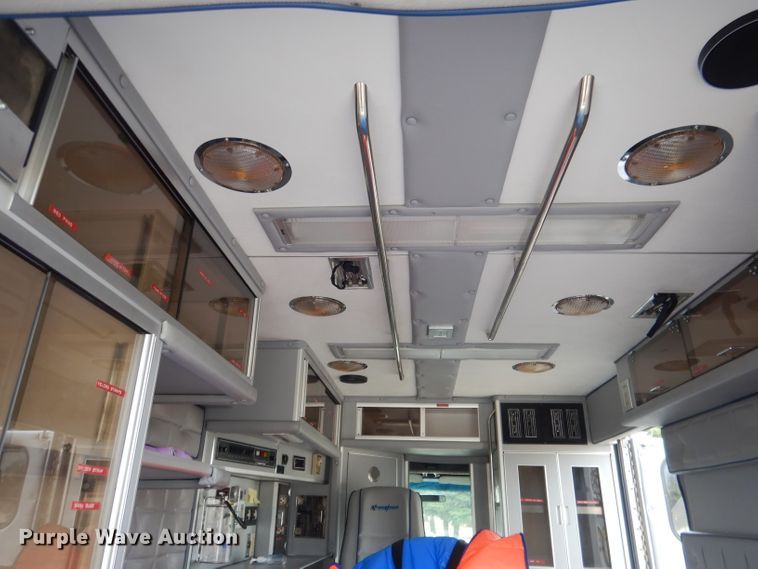 image for item DG5940 1992 Ford E350 ambulance