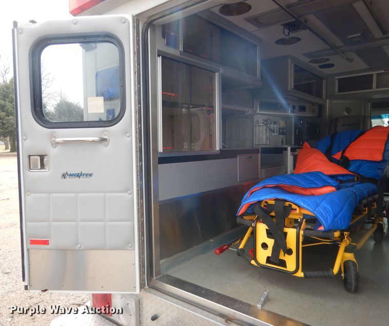 image for item DG5940 1992 Ford E350 ambulance