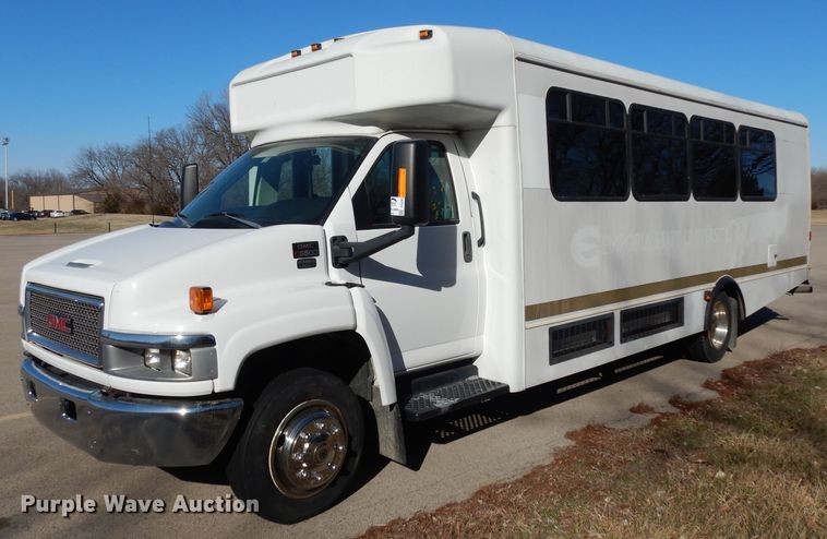 image for item DG6283 2005 GMC C5500 shuttle bus