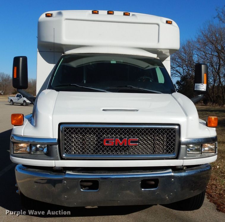 image for item DG6283 2005 GMC C5500 shuttle bus