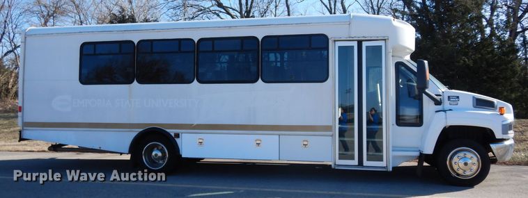 image for item DG6283 2005 GMC C5500 shuttle bus