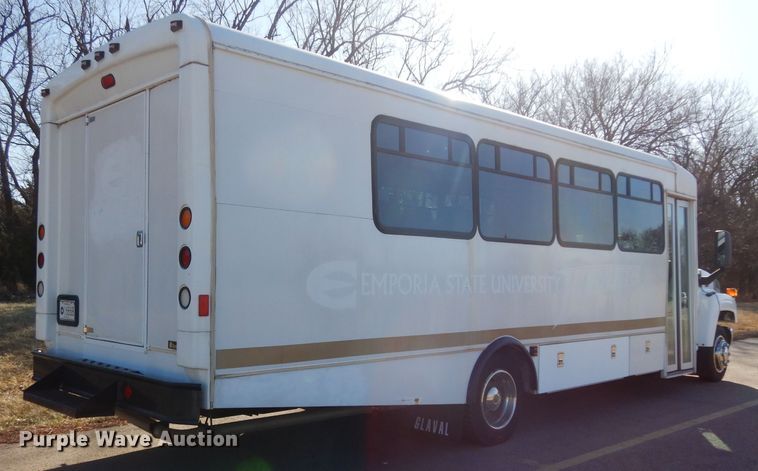 image for item DG6283 2005 GMC C5500 shuttle bus