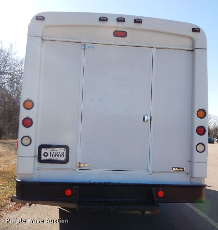 image for item DG6283 2005 GMC C5500 shuttle bus