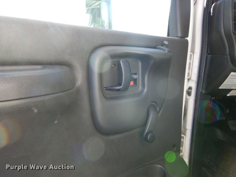 image for item DG6283 2005 GMC C5500 shuttle bus