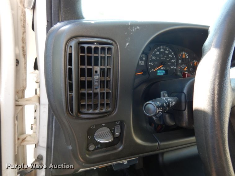 image for item DG6283 2005 GMC C5500 shuttle bus