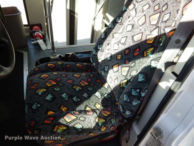 image for item DG6283 2005 GMC C5500 shuttle bus