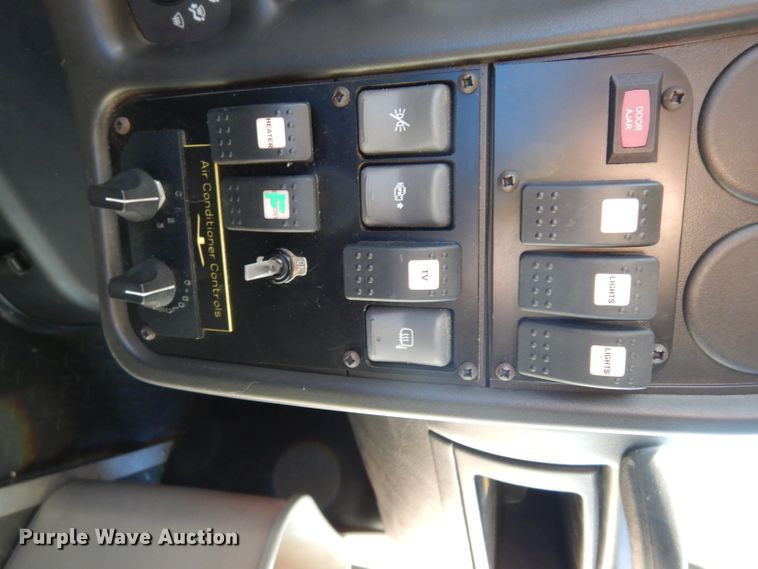 image for item DG6283 2005 GMC C5500 shuttle bus