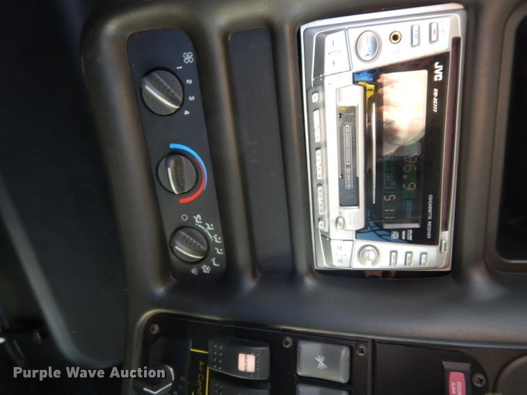 image for item DG6283 2005 GMC C5500 shuttle bus