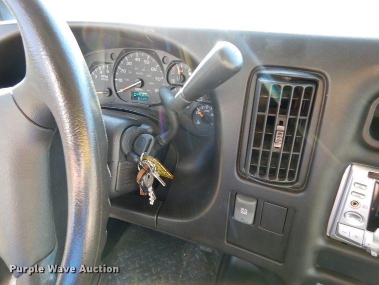 image for item DG6283 2005 GMC C5500 shuttle bus