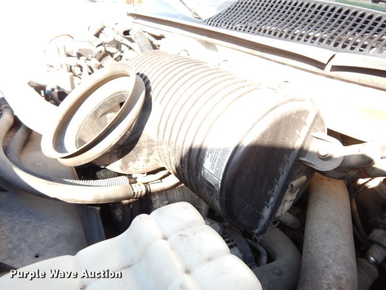 image for item DG6283 2005 GMC C5500 shuttle bus