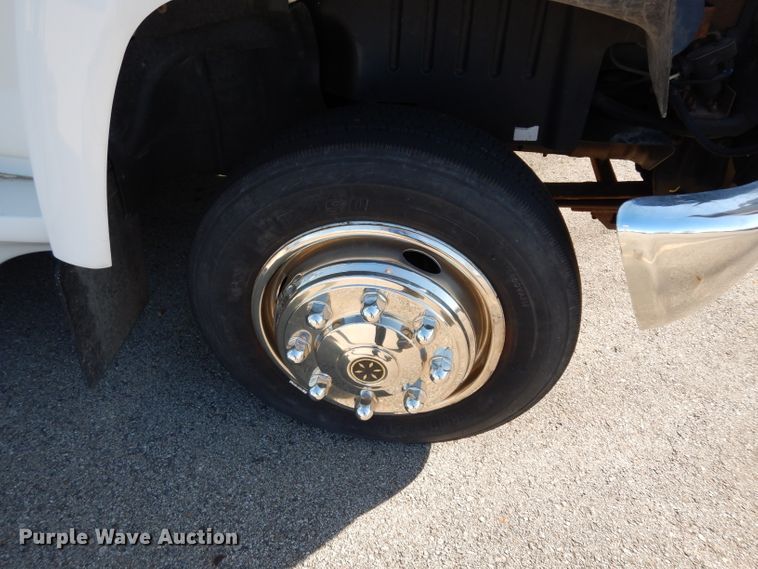 image for item DG6283 2005 GMC C5500 shuttle bus