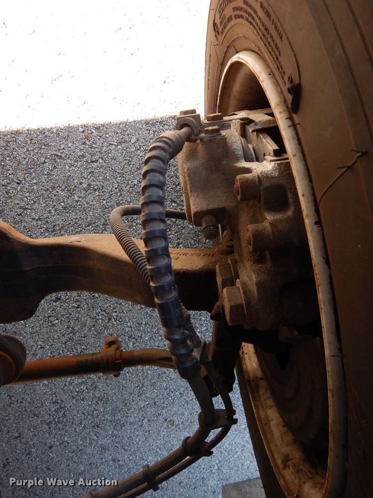 image for item DG6283 2005 GMC C5500 shuttle bus