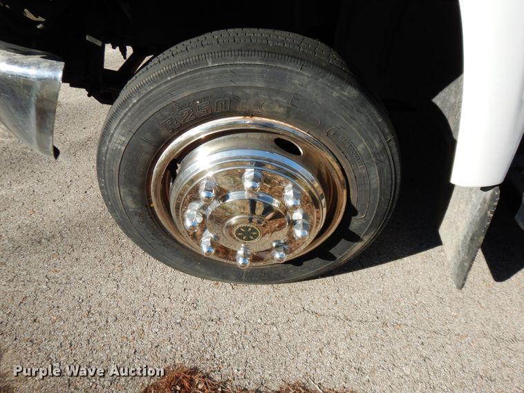 image for item DG6283 2005 GMC C5500 shuttle bus