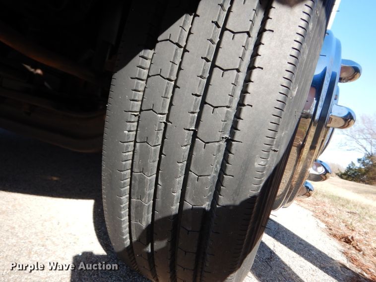 image for item DG6283 2005 GMC C5500 shuttle bus