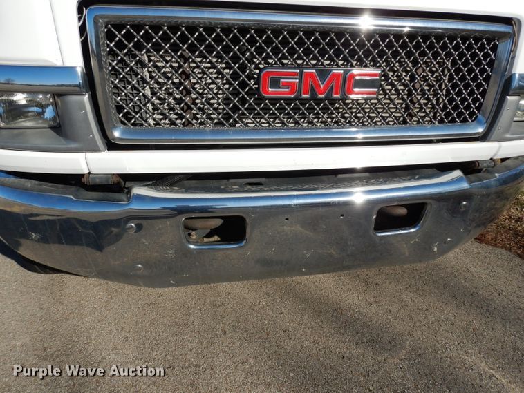 image for item DG6283 2005 GMC C5500 shuttle bus