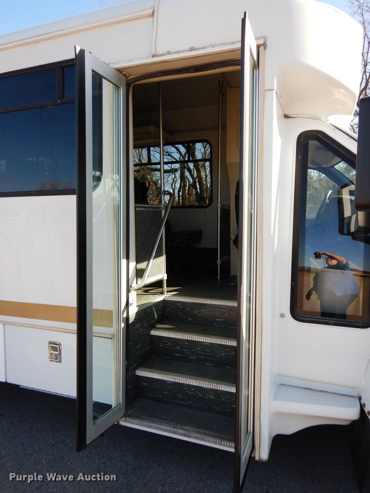 image for item DG6283 2005 GMC C5500 shuttle bus