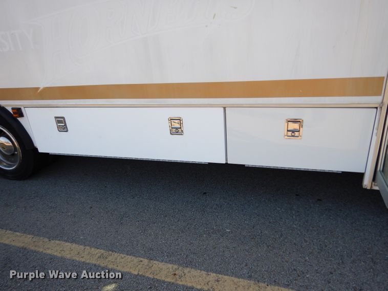 image for item DG6283 2005 GMC C5500 shuttle bus