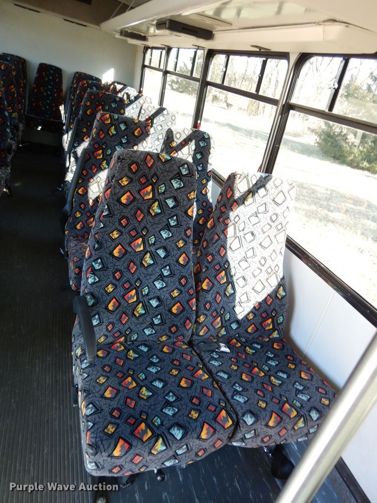 image for item DG6283 2005 GMC C5500 shuttle bus