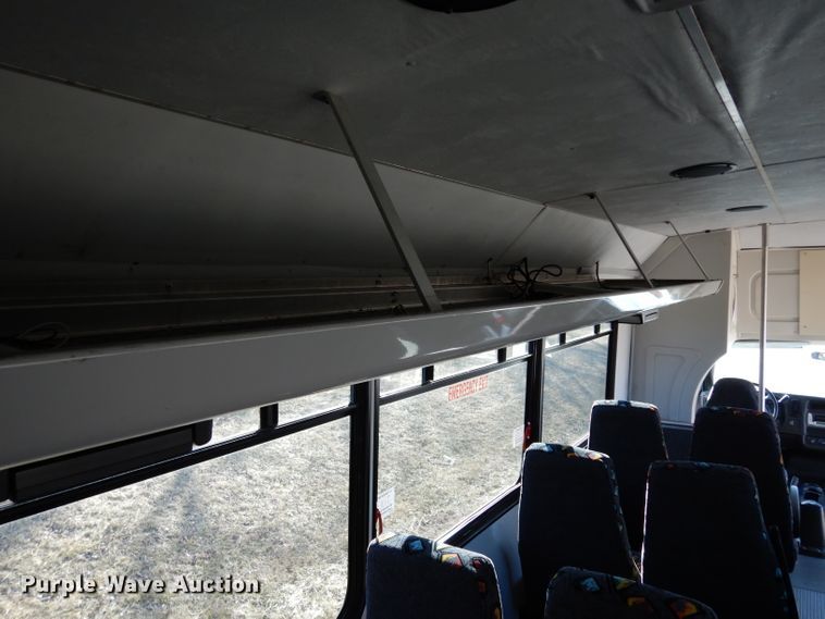 image for item DG6283 2005 GMC C5500 shuttle bus