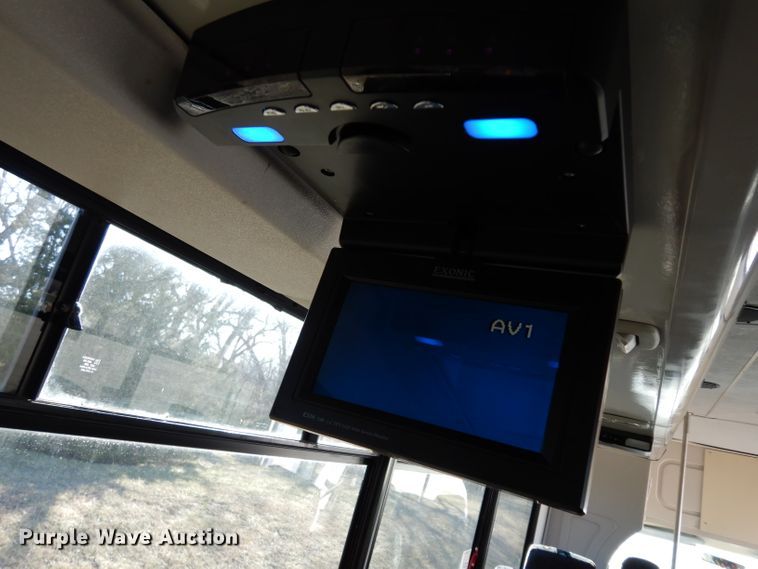 image for item DG6283 2005 GMC C5500 shuttle bus