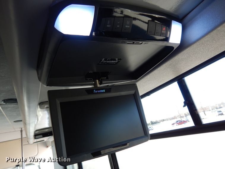 image for item DG6283 2005 GMC C5500 shuttle bus