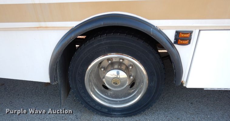 image for item DG6283 2005 GMC C5500 shuttle bus