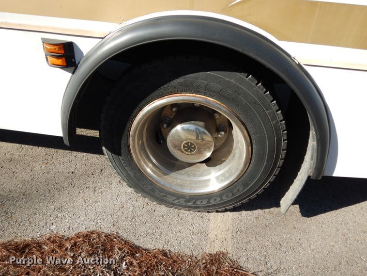 image for item DG6283 2005 GMC C5500 shuttle bus