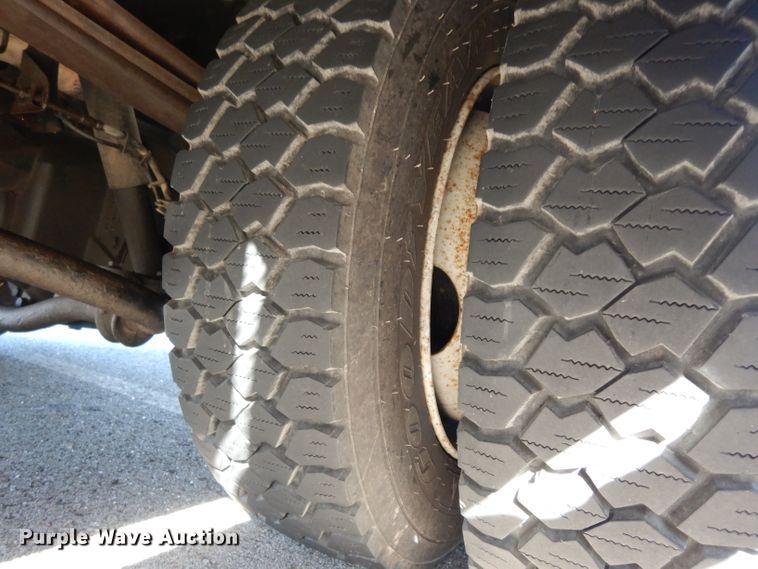 image for item DG6283 2005 GMC C5500 shuttle bus