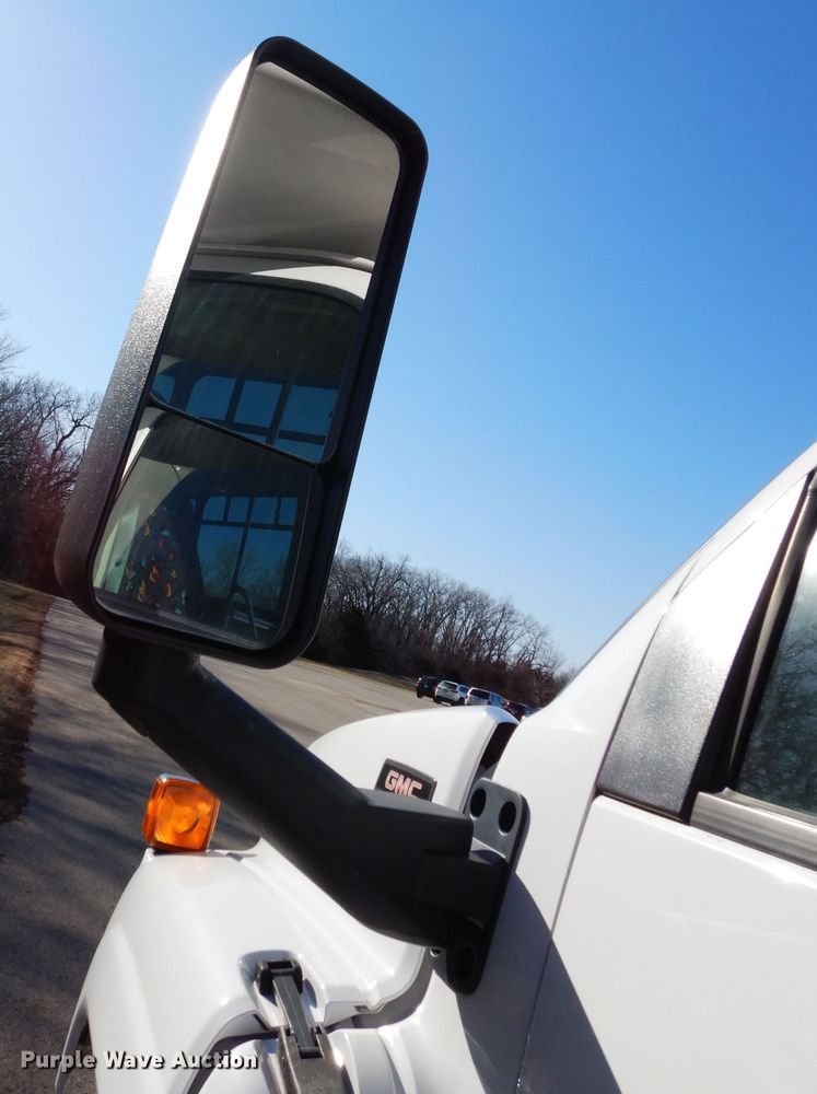 image for item DG6283 2005 GMC C5500 shuttle bus