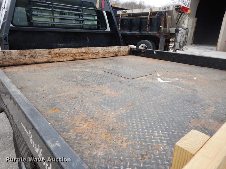 image for item DG6357 2006 Ford F450 Super Duty XL Crew Cab flatbed truck