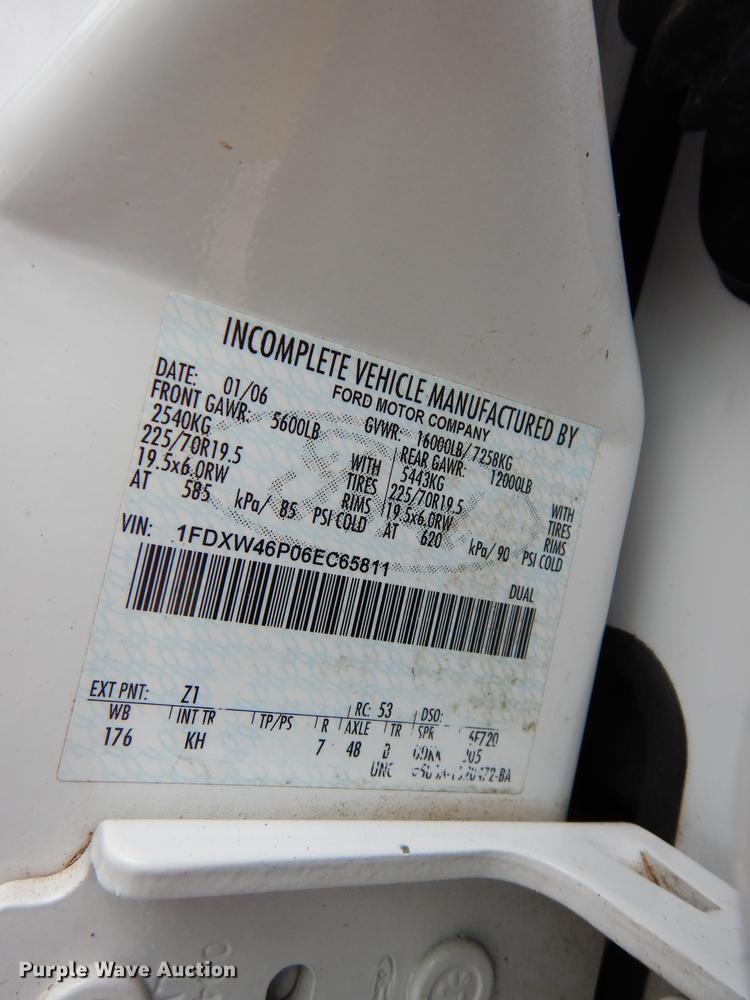 image for item DG6357 2006 Ford F450 Super Duty XL Crew Cab flatbed truck