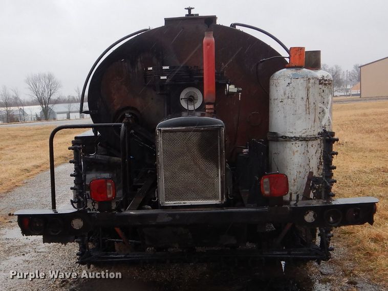 image for item DH6476 1983 Ford F600 oil distribution truck