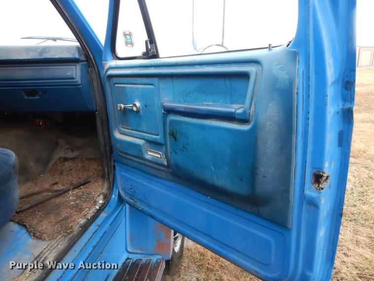 image for item DH6476 1983 Ford F600 oil distribution truck