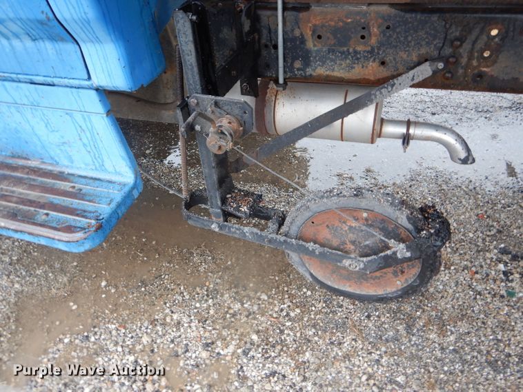 image for item DH6476 1983 Ford F600 oil distribution truck